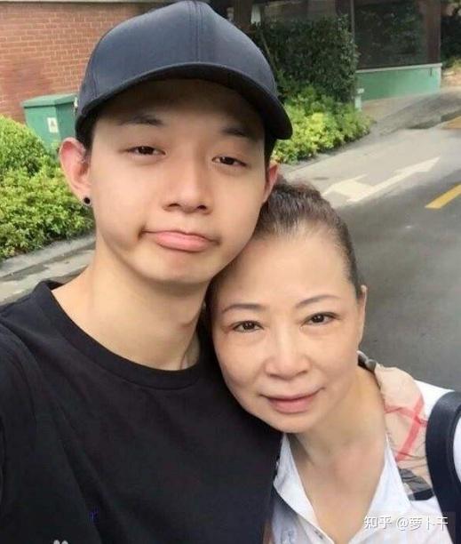 作家陈岚曝霍尊家庭现状爷爷奶奶重病在床母亲住院至今租房