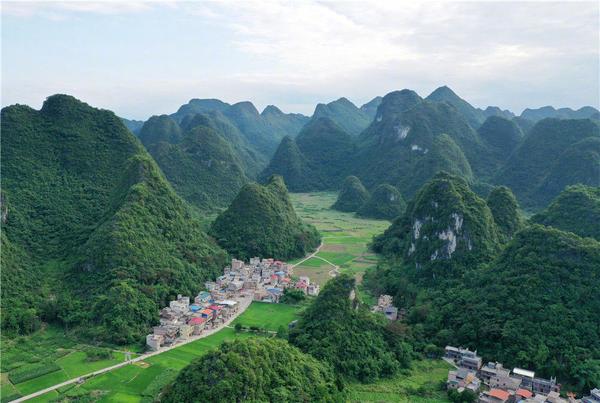 这是广西环江毛南族自治县下南乡乡村风貌(5月22日摄,无人机照片.