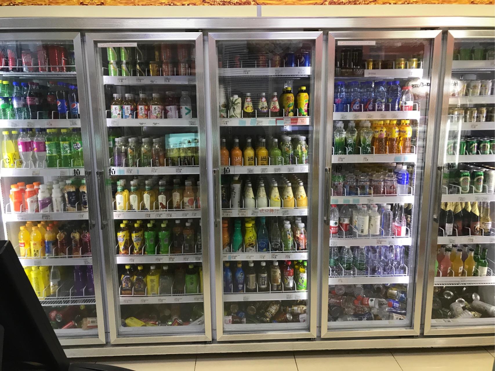 喝着喜力啤酒看根据真实事情拍摄的喜力啤酒创始人被绑架的国际大片