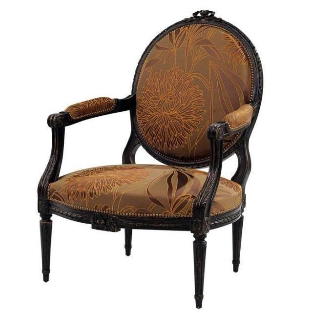 哥特式的尖顶洛可可式的纤巧中国的回纹和窗格构成欧洲古典家具的鼎盛