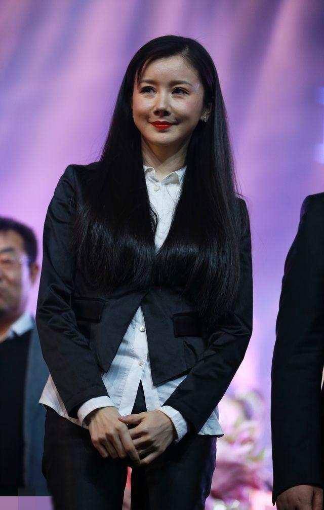 39岁孙菲菲近照认不出脸部僵硬显老古典美女退圈成全职妈妈
