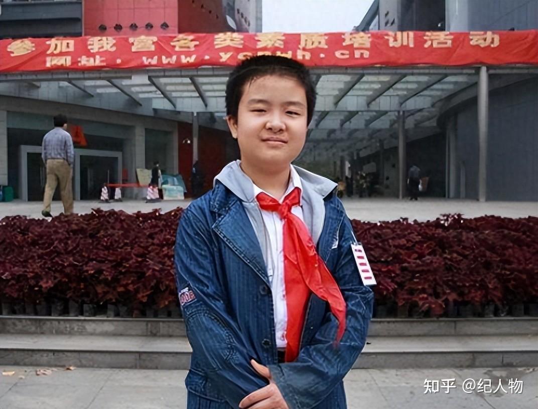 13年前那个因一身官气,而爆红的五道杠少年黄艺博,如今怎么样了 - 知乎