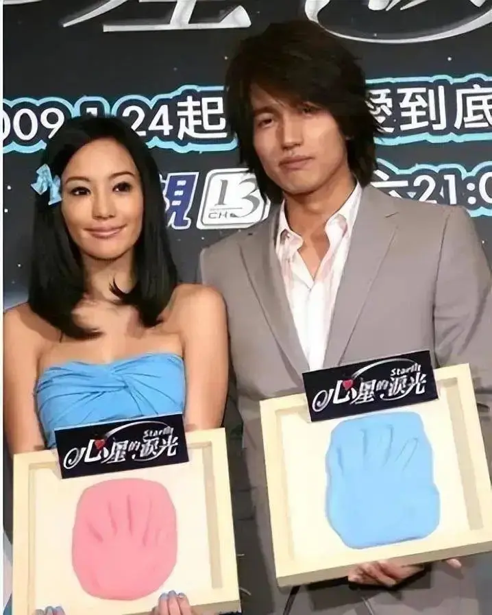 言承旭小时候因为家庭状况不好非常自卑,父母又在他年幼的时候早早