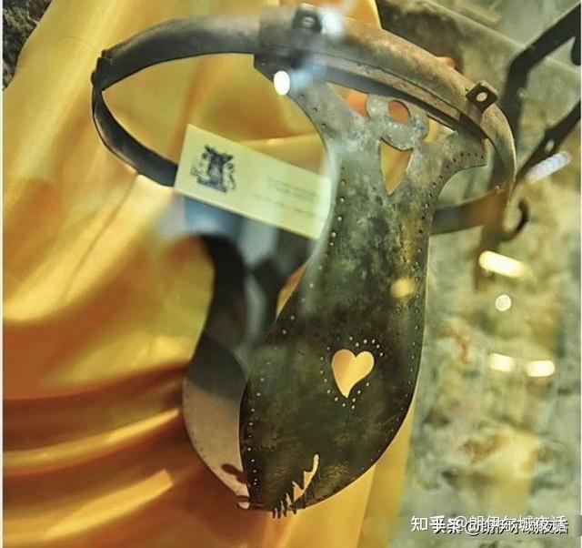 阔仅容一指有尖锐铁齿,顶端挂铁锁可缚女子腰间.