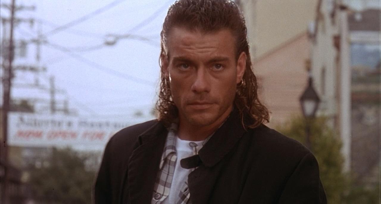 口哨混点吉他的bgm,加上尚格云顿本身就是空手道高手,真的是帅尚格