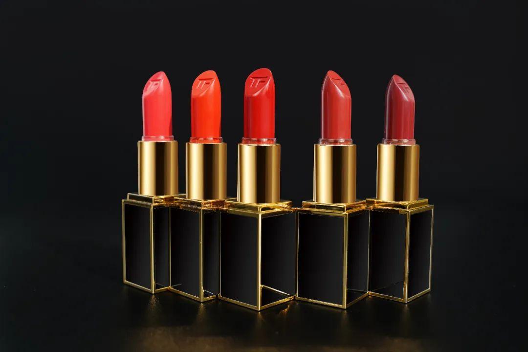 tf口红镶嵌金边的黑色经典方管包装,棱角分明,质感满分.