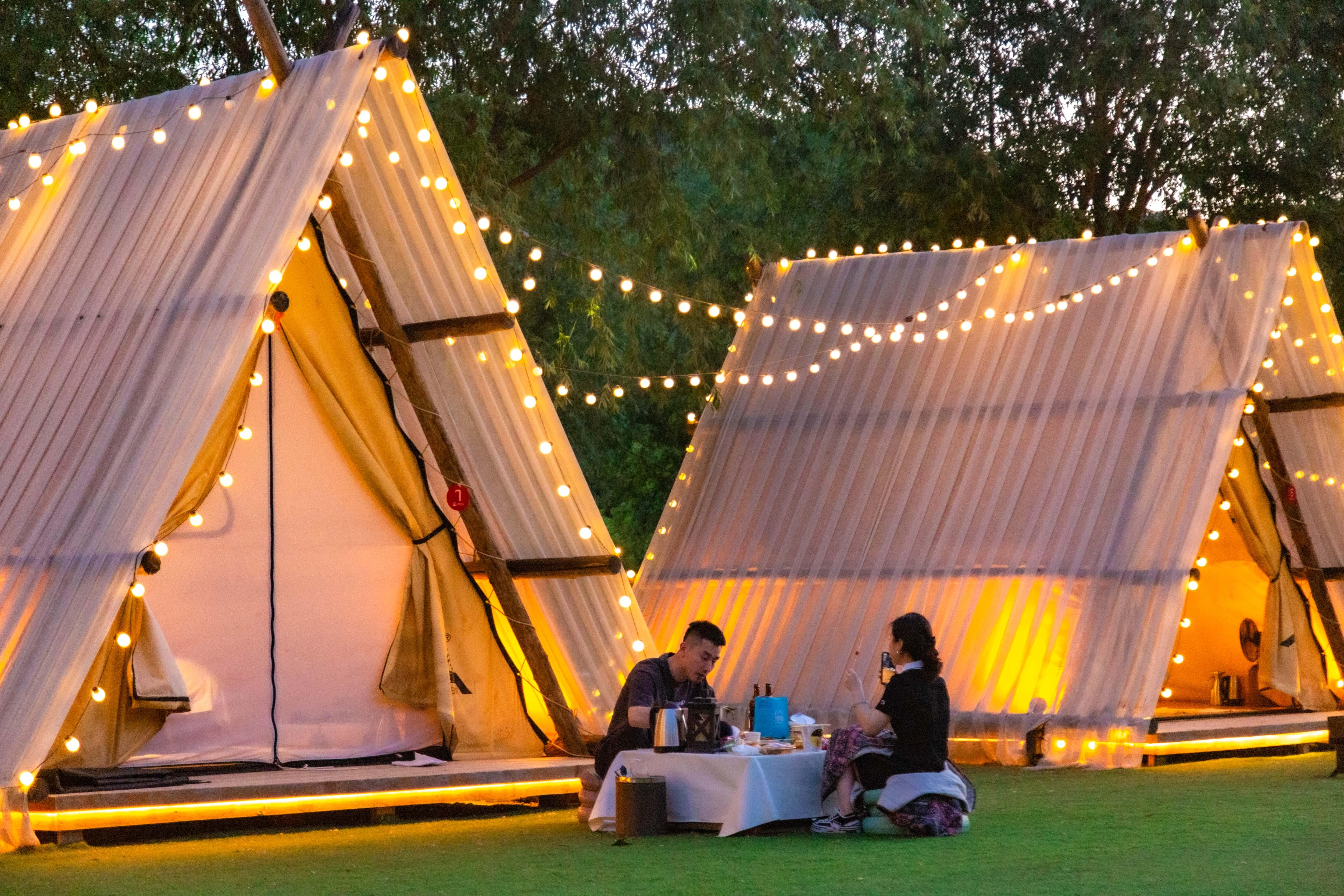 群山,潺潺溪流,乐队演出,篝火晚会,新潮玩法,野奢露营……治愈的夏天