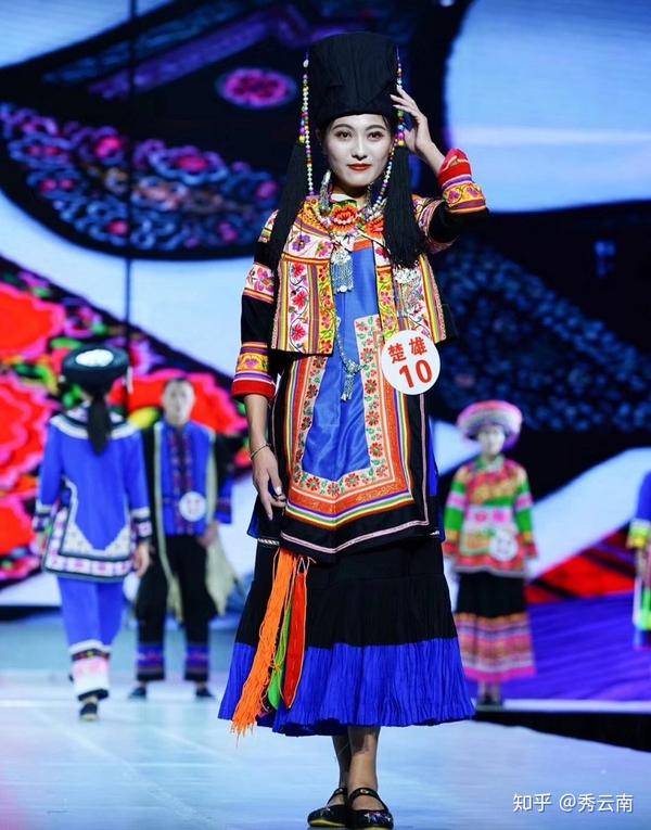 秀云南|楚雄:千年彝绣,指尖上的花朵,布里面的文章! - 知乎