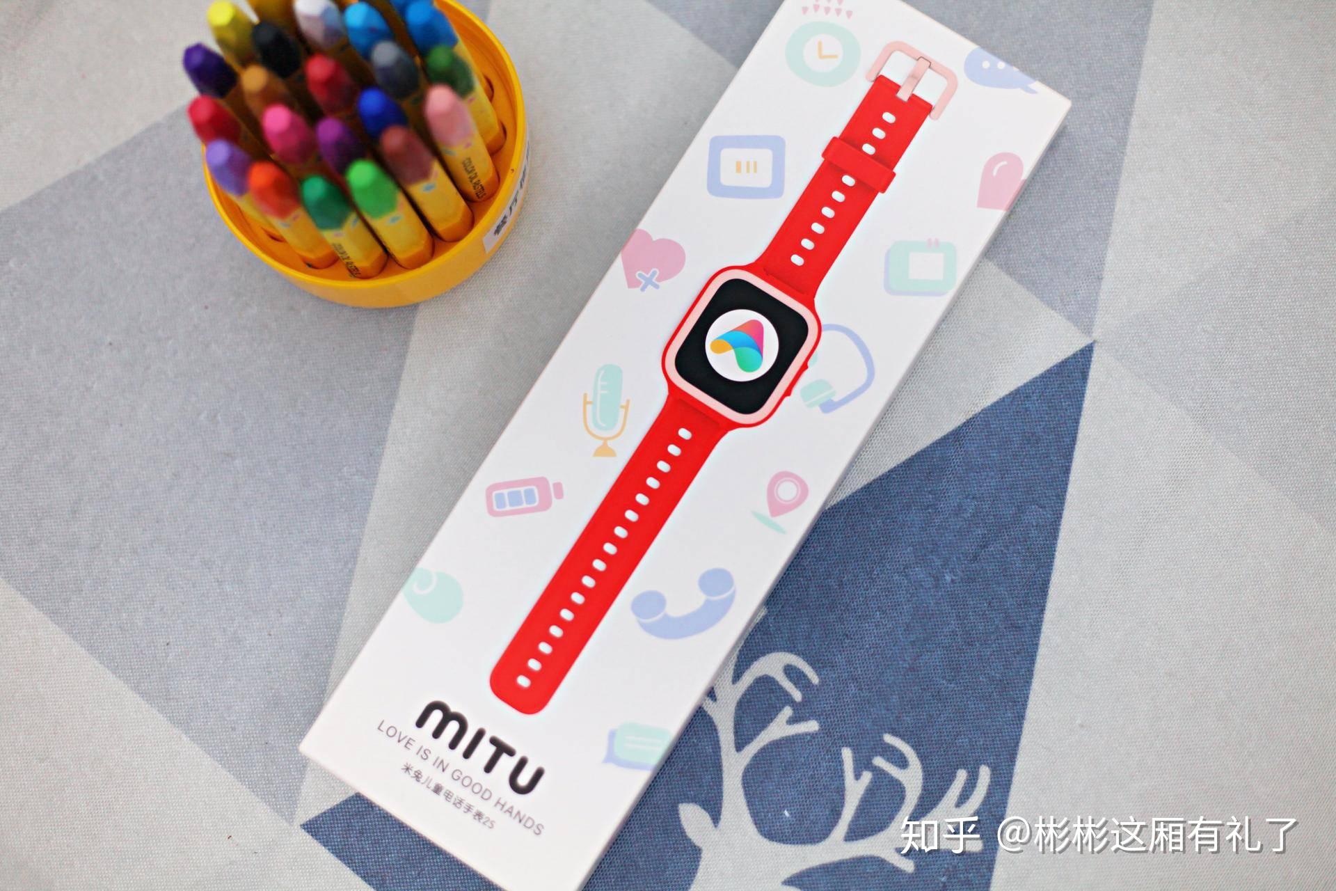 包装盒非常小巧,正面就是手表的图案,背景是一些非常卡通的图标