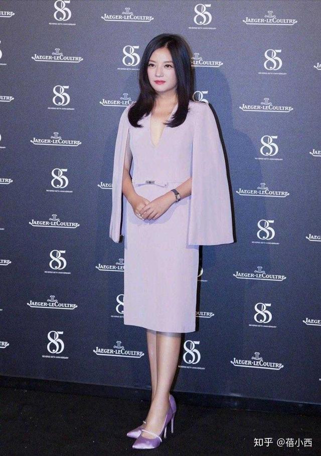 玲花无滤镜也不怕一身斗篷式红色连衣裙秀出筷子腿好吸睛