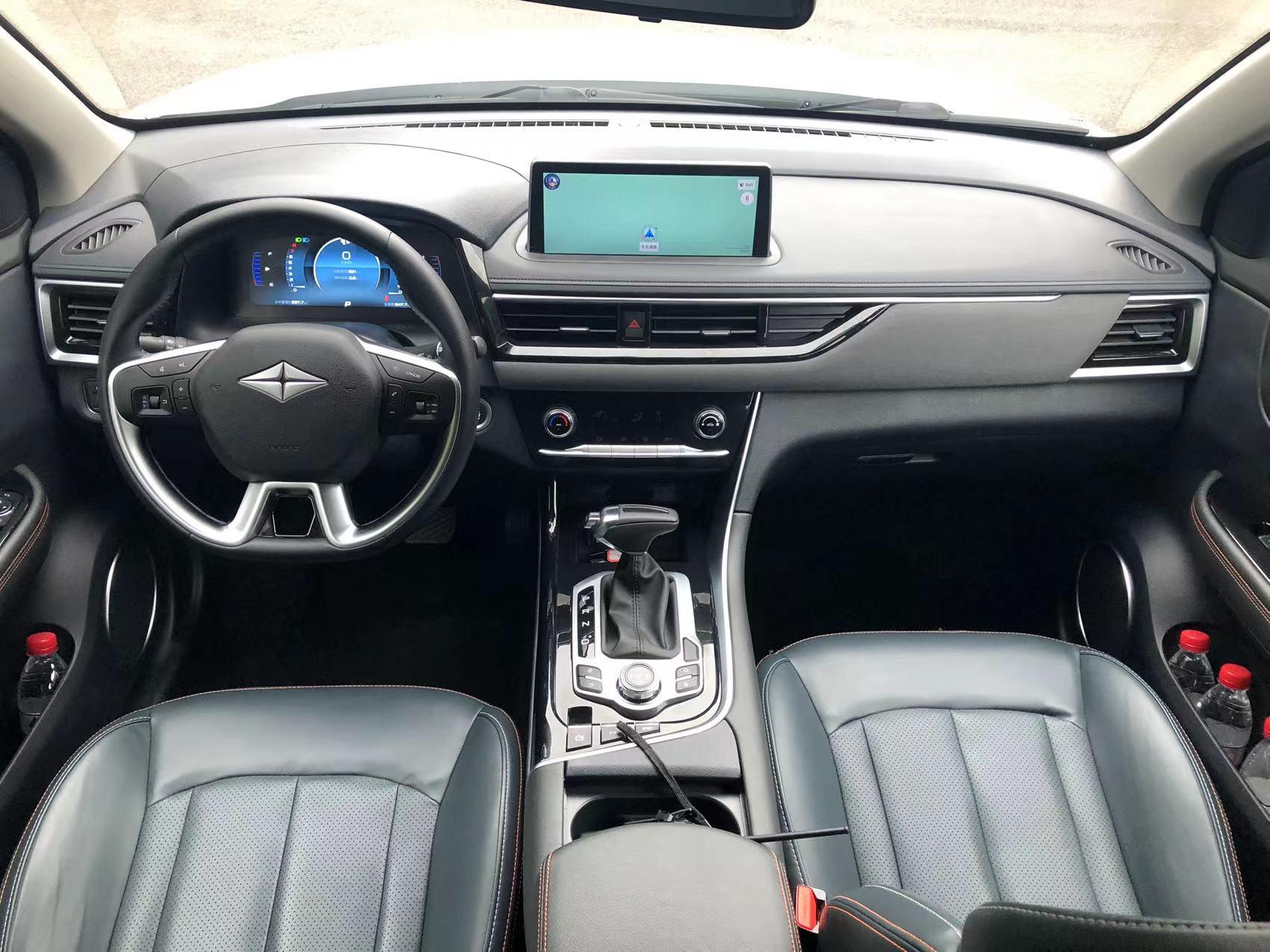 在内饰方面,北汽瑞翔x5采用时尚炫酷的暗黑内饰设计,360°软材质包覆