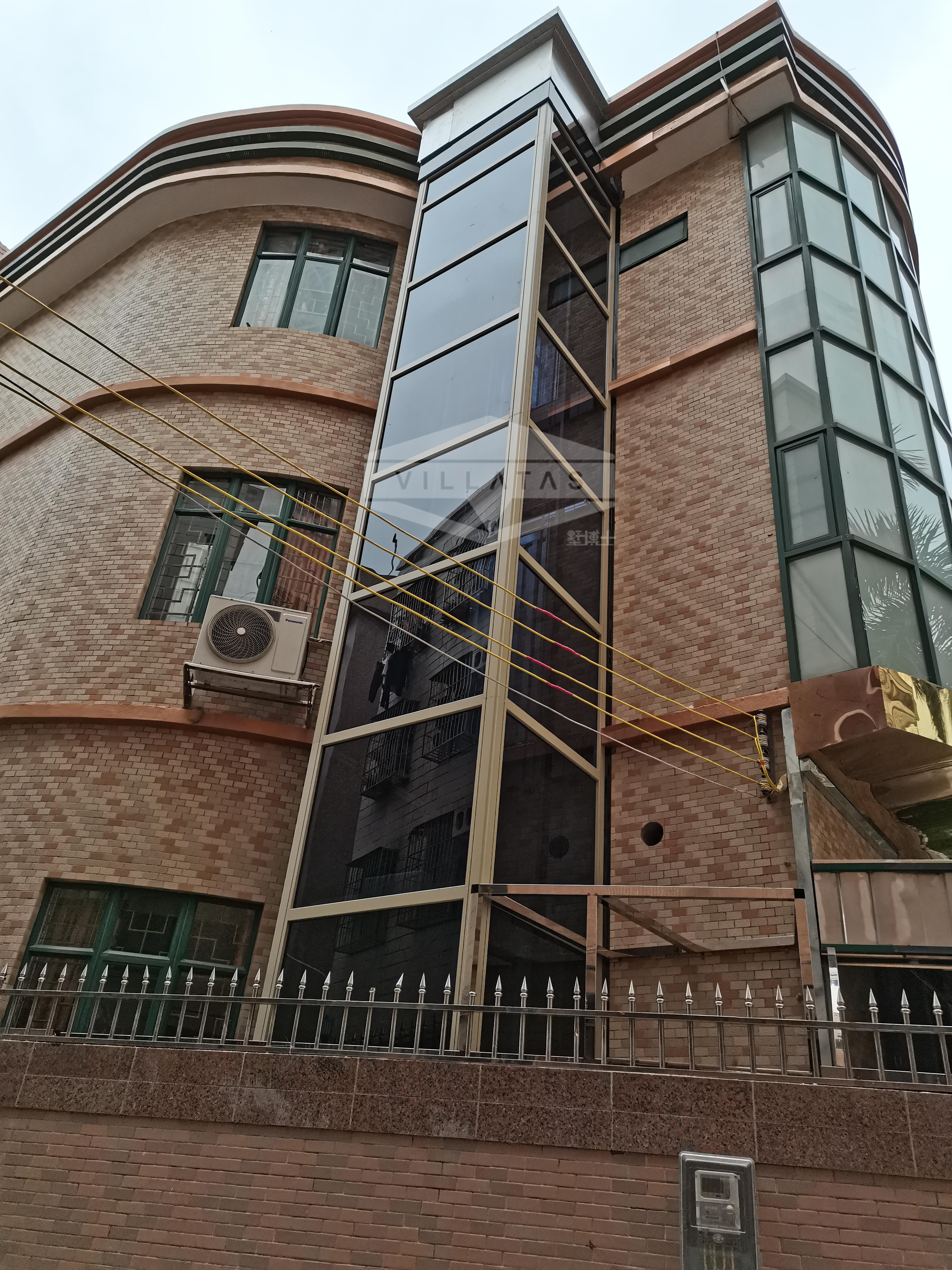 原有的室内结构,房屋装潢,安装家用电梯时还可以选择室外梯的安装方式