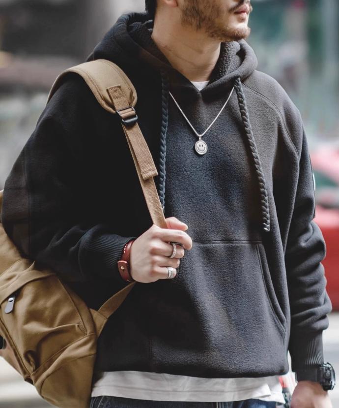春季男生卫衣推荐:10件易于穿搭帅气舒适的男士卫衣精选,包括美式休闲