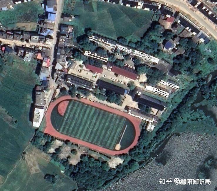 上饶唯一一个设在农村的考点油墩街中学迎来1700余名考生