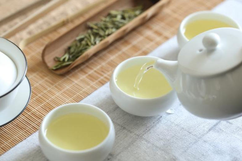 茶友通过茶汤的香气和滋味,便能判断出一款白茶的好坏,劣质的白茶经过