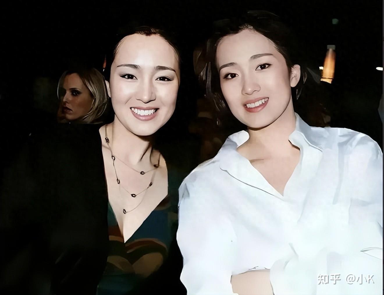 巩俐和替身的合影,俩人几乎一模一样,这谁能分清她俩谁是谁? - 知乎