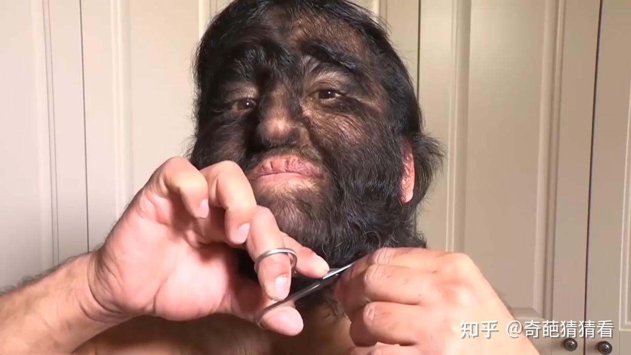 狼人家族族中不管男女全身都被浓密的毛发所覆盖