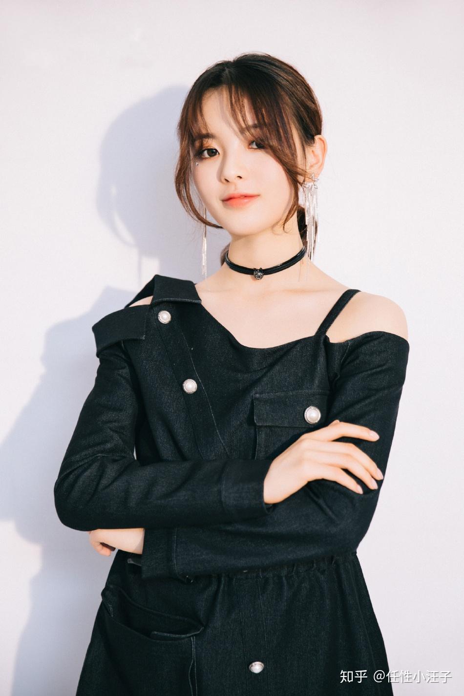 女孩脖子上那个直男看不懂的黑色项圈,叫choker