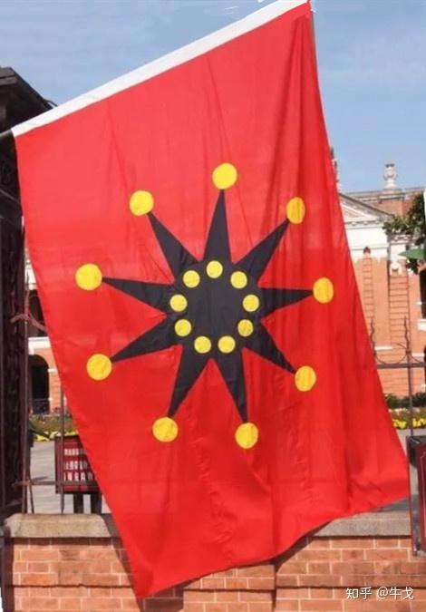 不仅作为帽徽的十八星是如此排列,作为当时陆军军旗的十八星也是如此