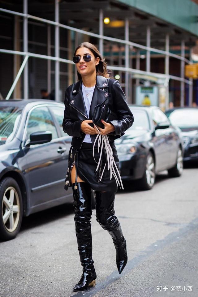 杨采钰的私服穿搭才叫时髦皮衣配牛仔裤超洋气条纹丝巾显气质