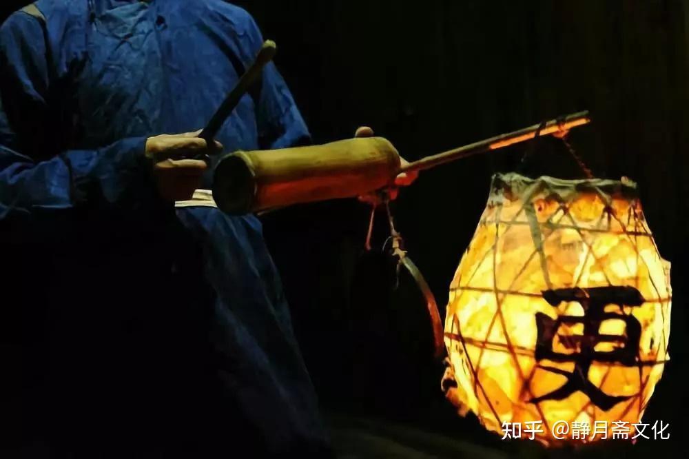 "天完全黑了下来,一个略微佝偻的背影出现在村口,他一手提着灯笼,一手