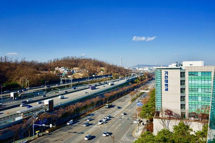 学校位于首尔跟京畿道交界处,城南市,做地铁30分钟就能到首尔市中心