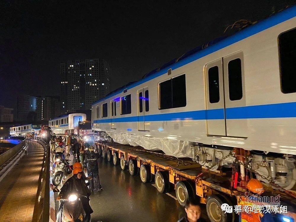 胡志明市地鐵1號線首列車到達隆平站越南交警開道護航場面很是壯觀