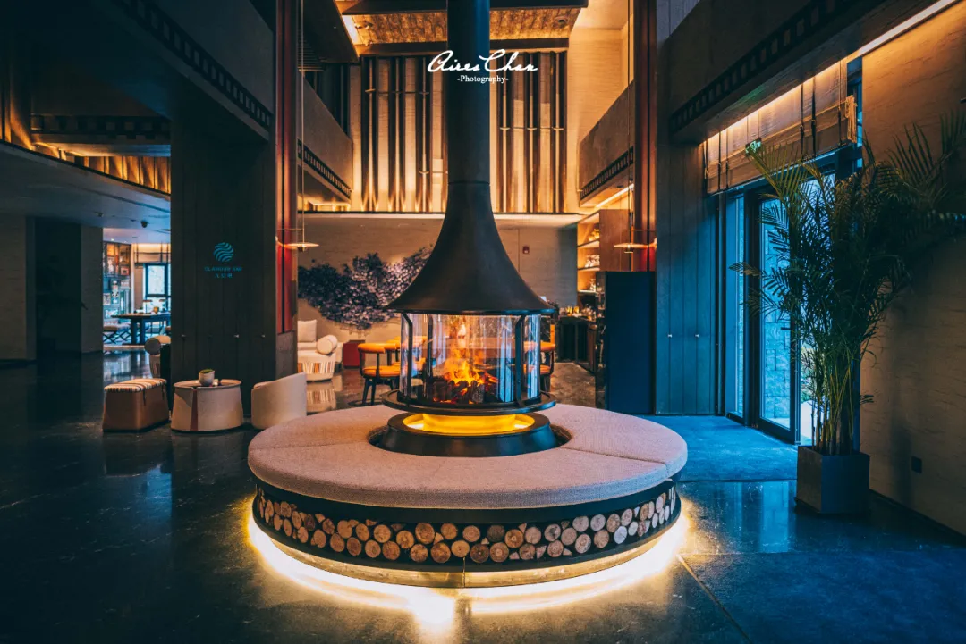 汲取祥巴,羌绣,牦牛,火塘等本地独有的藏族生活艺术形式的设计元素