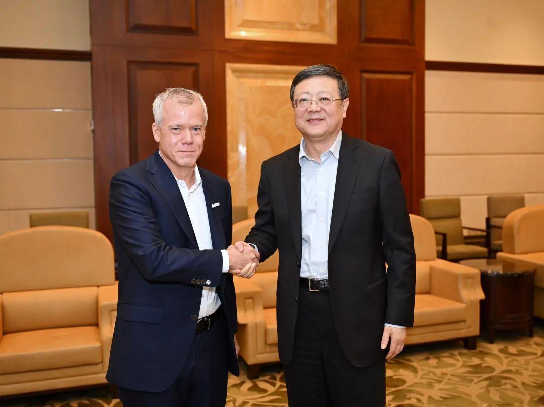 陈吉宁分别会见美敦力全球董事长杰夫·马萨,百时美施贵宝首席执行官