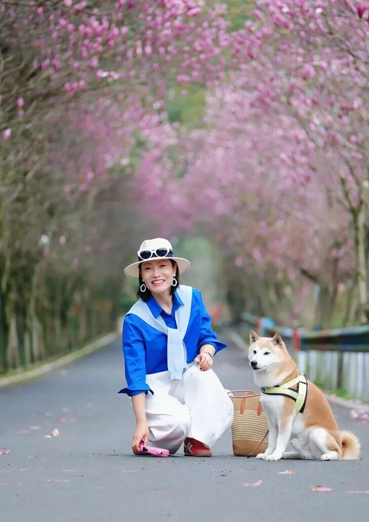 中年姐姐拍摄玉兰花人像,双手不会摆姿势?7个动作拍出氛围感照片