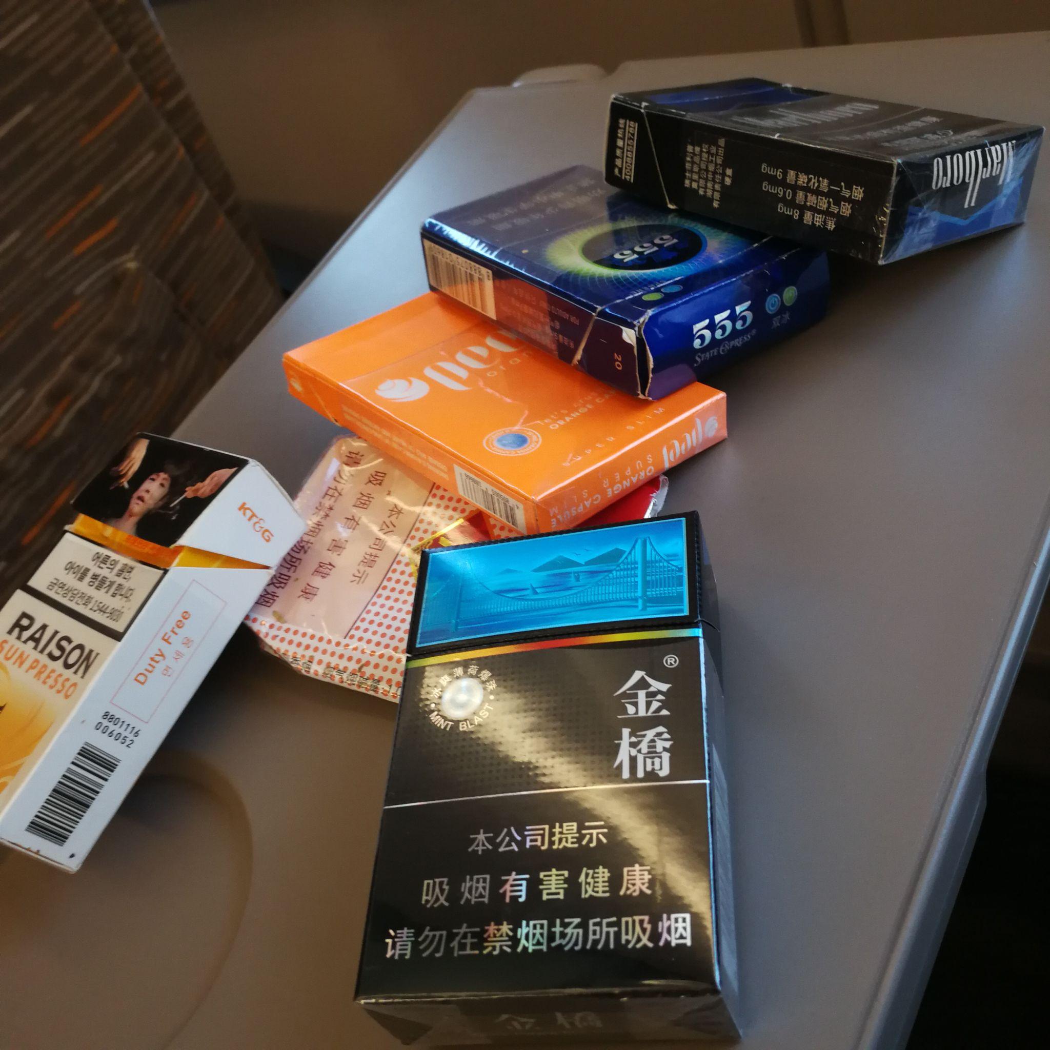 高一,那时候班主任有意无意的针对我,回宿舍之后除了叹气还是叹气就 