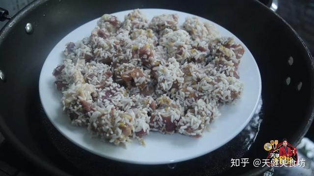 這樣一道軟糯下飯,非常好吃的【糯米蒸排骨】就製作完成了,喜歡的朋友