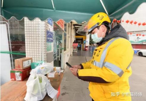 懒人福音!熊猫师傅跑腿机器人送货上楼