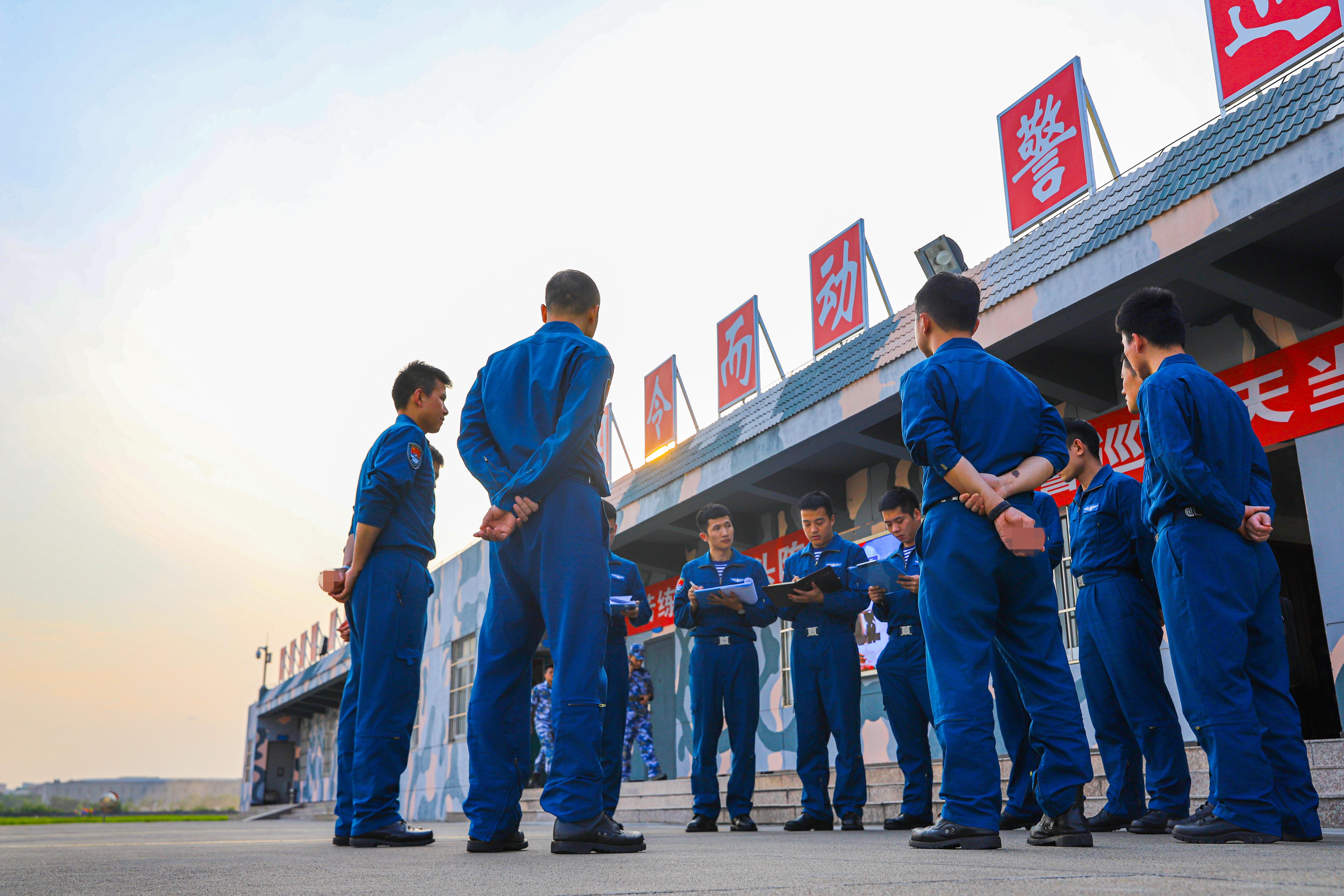 特种机全天候飞行训练空地多视角大图