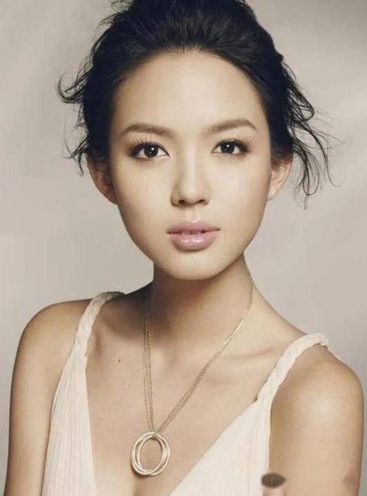 现在张梓琳年纪也过了三十岁,已有了一个可爱的还在牙牙学语的女儿.