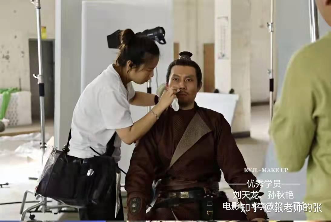 爆笑喜剧电影李茂扮太子康雅吉丽剧组化妆师工作动态