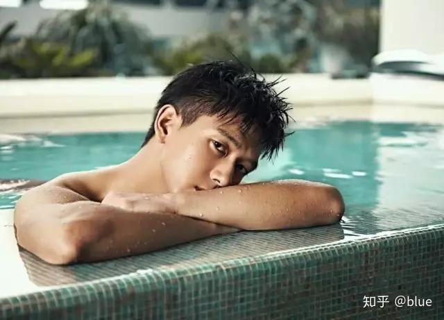 李现一个帅炸天的腹肌男