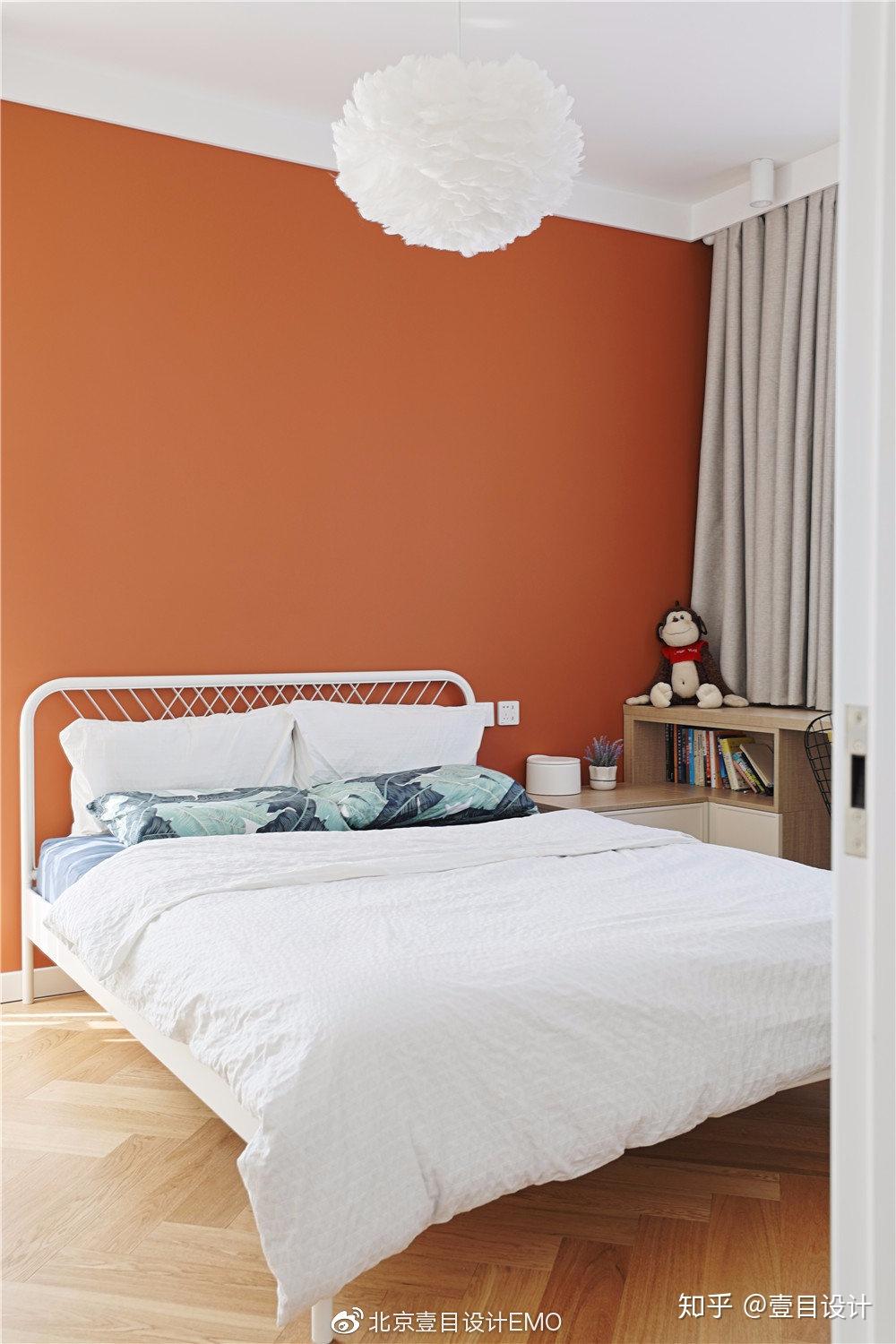 卧整个是暖色调,床头墙面是流行的脏橘色,一边定制安装了一通到顶的整