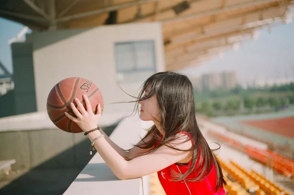 女孩子打篮球图片壁纸图片