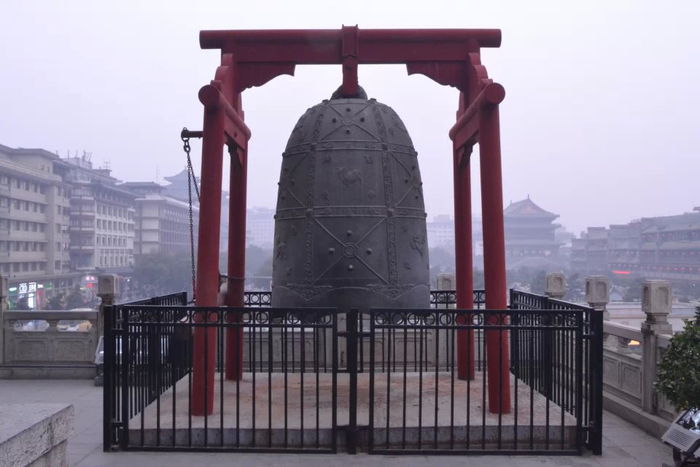 都说是晨钟暮鼓,钟楼的对面就是鼓楼最抢眼的便是一面大鼓,三米之高