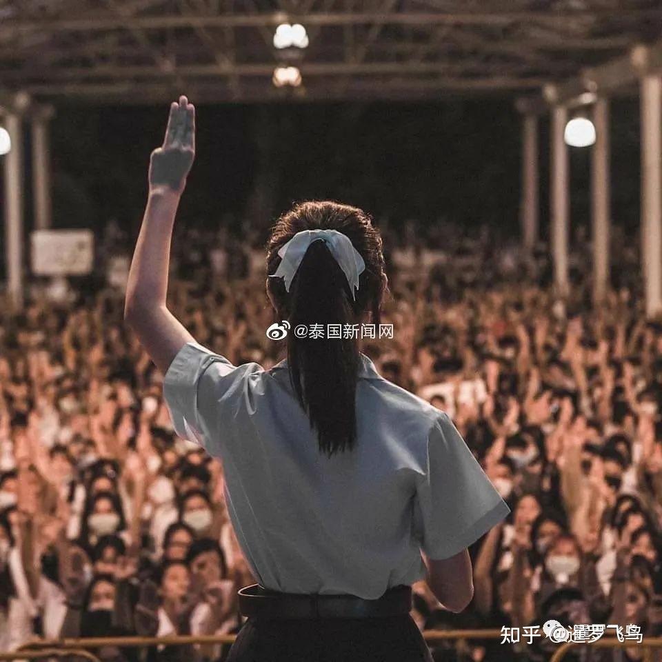 泰国抗议者每日示威誓要赶巴育下台，“三指礼女孩”被指控冒犯君主 - 知乎