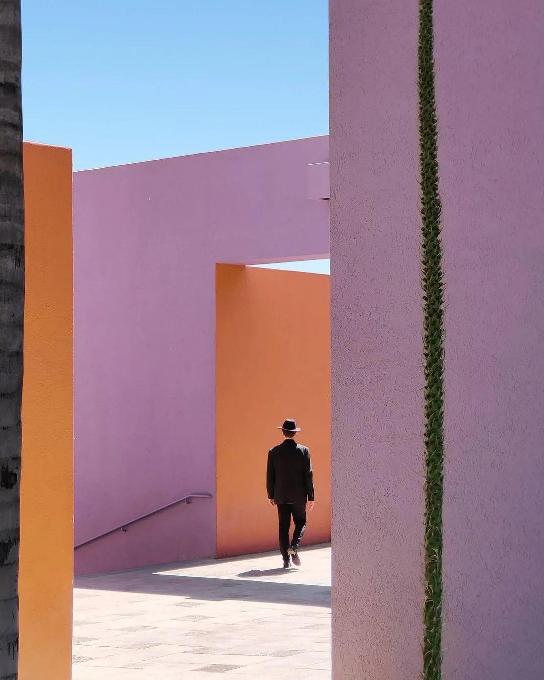 柔和又丰富的色彩擅长在建筑空间中寻找画面构图摄影师对几何线条有着