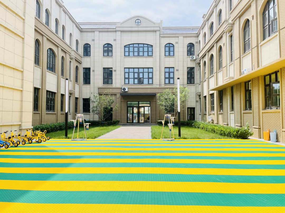 幼儿园实景图菜市场实景图项目还为业主提供了两条社区巴士,一条与