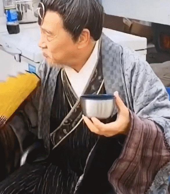 吴孟达不为人知的善事拿一袋现金帮灾民自费请群演吃三个月饭