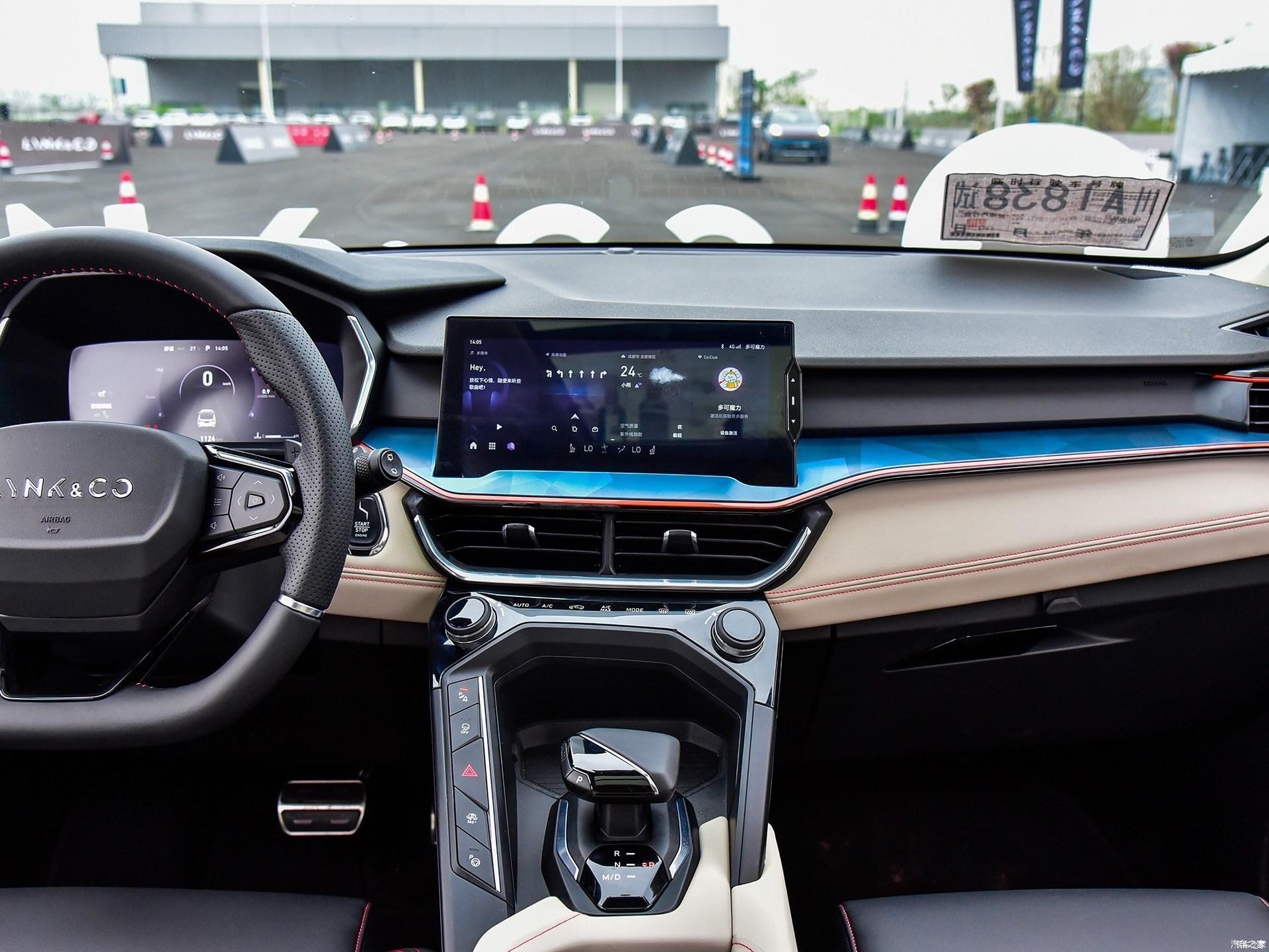 领克06的内饰一改延续了几款车型的家族式风格,整体造型变化明显.