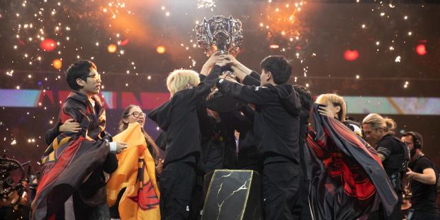 历史上的今天fpx斩获s9世界冠军