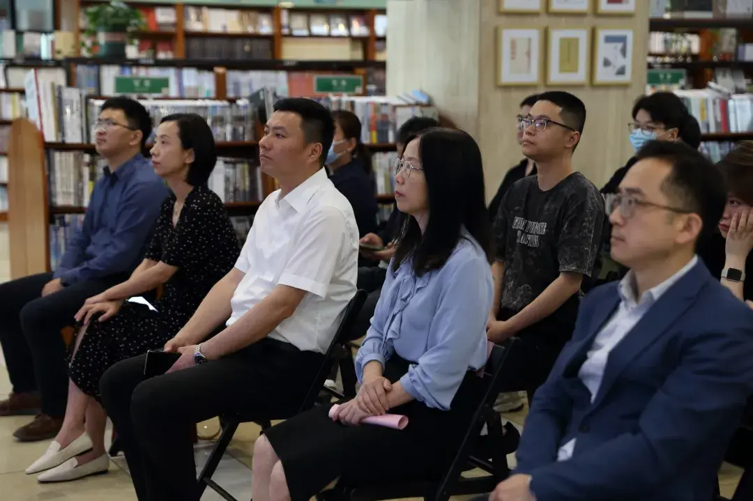 乐歌人体工学科技股份有限公司董事,总裁办主任李妙女士,宁波新华书店