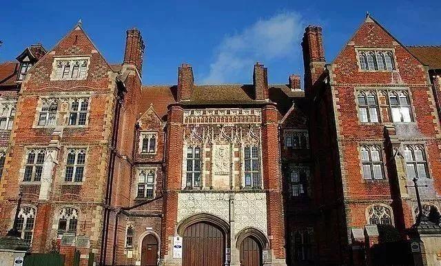 请问英国的布莱顿中学怎么样像成绩费用申请要求之类的