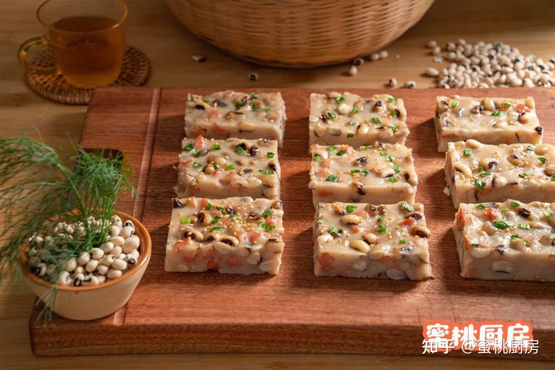 注意蒸眉豆糕不要倒太厚蒸,高度控制在2~2.5cm即可