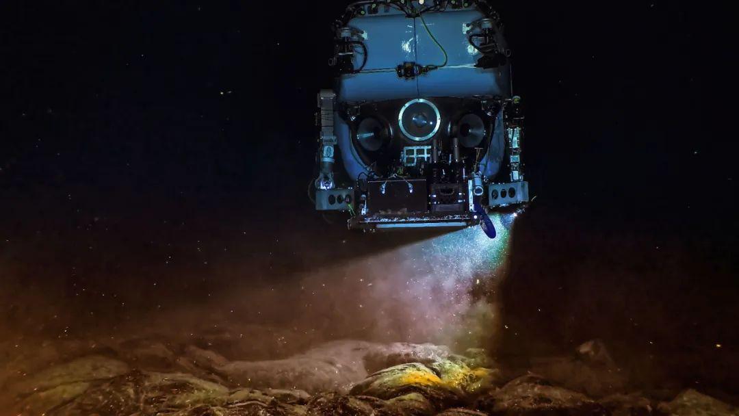 无人潜水艇除了极度专注的摄影师,《地球脉动》也非常依赖最新的